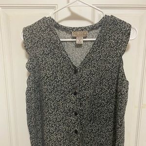 Black & white sleeveless button up top. Slightly ruffled edge around arms